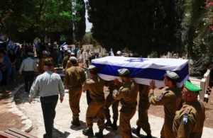 هآرتس: اتفاق بين 4 دول واحدة منها عربية للبحث عن رفات الجنود والأسرى الإسرائليين في غزة